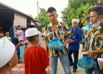 Ketua PAC PKN Kecamatan Galang Alfa Fatria Nasution saat memberikan santunan kepada para anak yatim piatu.