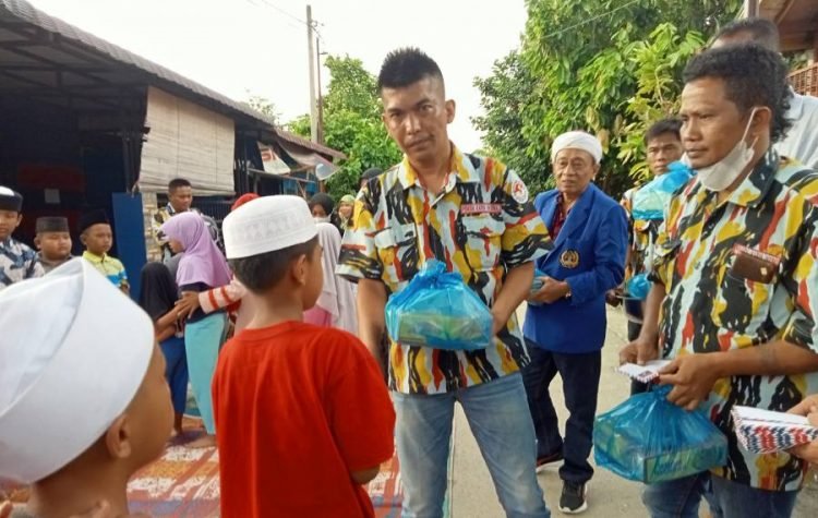 Ketua PAC PKN Kecamatan Galang Alfa Fatria Nasution saat memberikan santunan kepada para anak yatim piatu.
