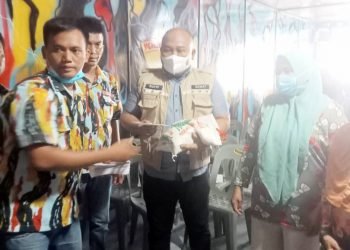 Camat Galang didampingi Ketua PAC Galang memberikan sembako kepada kaum dhuafa. (foto: Agus Nst)