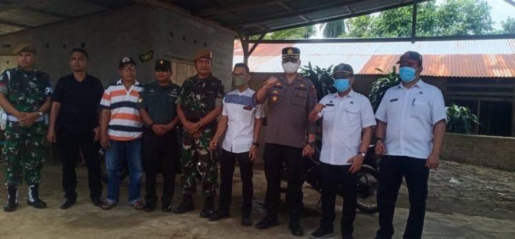 Kapolsek dan unsur Muspika Kecamatan Patumbak mengecek lokasi diduga dijadikan tempat perjudian di belakang Warung Pak Kulit.