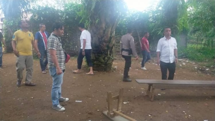 Team gabungan Polrestabes Medan dan Polsek Patumbak saat melakukan penyisiran diduga dijadikan lapak perjudian jenis dadu putar di belakang Warung Pak Kulit.