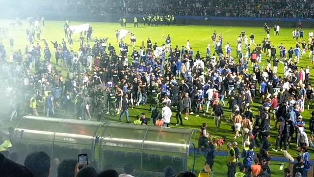 Kerusuhan suporter di Stadion Kanjuruhan Malang.