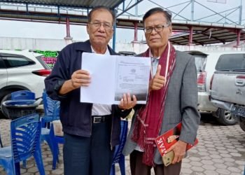 Martin Sirait berfoto dengan Ketua Yayasan Prade Guru Martua Situmorang saat menghadiri acara Deklarasi Percepatan Provinsi Tapanuli di Tarutung,Sabtu (29/10/2022).