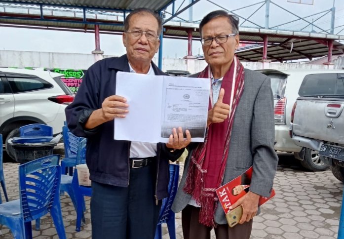 Martin Sirait berfoto dengan Ketua Yayasan Prade Guru Martua Situmorang saat menghadiri acara Deklarasi Percepatan Provinsi Tapanuli di Tarutung,Sabtu (29/10/2022).