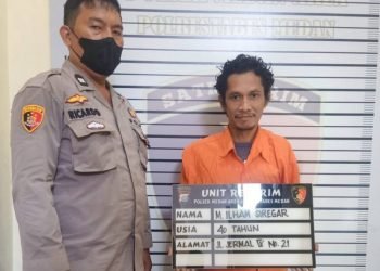 Tersangka diamankan polisi.