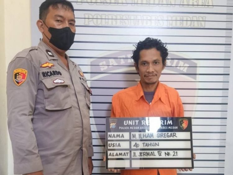 Tersangka diamankan polisi.