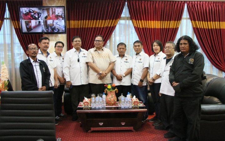Ketua DPRD Sumut Drs Baskami Ginting foto bersama dengan Panitia Natal PWI Sumut, Kamis (3/11/2022) di DPRD Sumut.