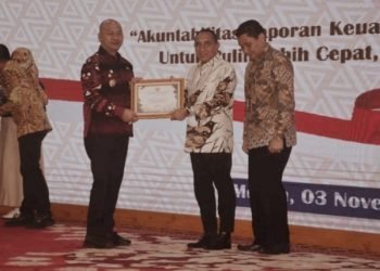 Gubsu Edy Rahmayadi menyerahkan piagam penghargaan perolehan  Opini WTP 8 kali berturut- turut kepada Bupati Taput Nikson Nababan di Aula Tengku Rizal Nurdin Rumah Dinas Gubernur Jalan Sudirman Nomor 41 Medan, Kamis (3/11).