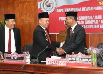 Bupati Nikson Nababan sedang bersalaman dengan Ketua DPRD Taput Arifin Rudi Nababan SH