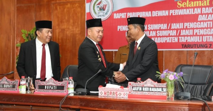 Bupati Nikson Nababan sedang bersalaman dengan Ketua DPRD Taput Arifin Rudi Nababan SH