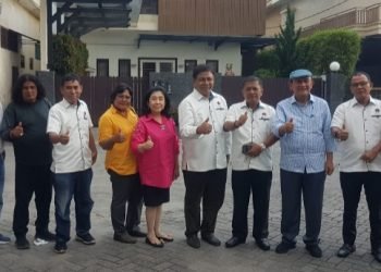 Tokoh masyarakat, RE Nainggolan, drg Annita, Jadi Pane, saat foto bersama Panitia Natal PWI Sumut usai audiensi.