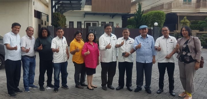Tokoh masyarakat, RE Nainggolan, drg Annita, Jadi Pane, saat foto bersama Panitia Natal PWI Sumut usai audiensi.