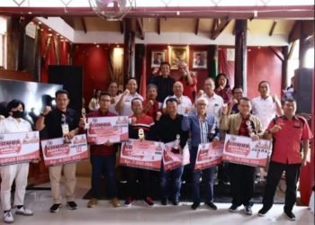 Tampak Bupati Nikson Nababan bersama Dewan Juri dan Panitia saat foto bersama dengan para juara Lomba Karya Tulis Tapanuli Utara tahun 2022, Rabu (09/11/2022).