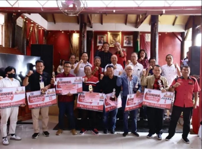 Tampak Bupati Nikson Nababan bersama Dewan Juri dan Panitia saat foto bersama dengan para juara Lomba Karya Tulis Tapanuli Utara tahun 2022, Rabu (09/11/2022).