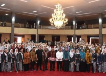 Bupati Tapsel Dolly Pasatibu dan Nyoya fhoto bersama dengan para guru dan murid  MAN IC Tapsel. (Ist)