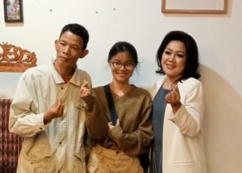Anakasia Purba didampingi ayahnya saat berfoto dengan Satika Simamora. (Ist)