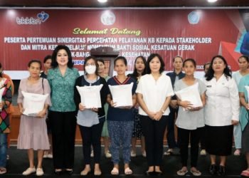 Ketua Tim PKK Taput Satika Simamora bersama Kadis PPKBP3A Donna Situmeang foto bersama dengan peserta kegiatan Momentum Bhakti Sosial Kesatuan Gerak PKK, Rabu (23/11/2022). (IST)