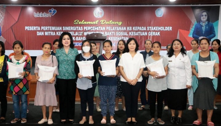 Ketua Tim PKK Taput Satika Simamora bersama Kadis PPKBP3A Donna Situmeang foto bersama dengan peserta kegiatan Momentum Bhakti Sosial Kesatuan Gerak PKK, Rabu (23/11/2022). (IST)