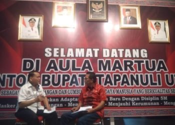 Kepala Badan BPBD Taput Bonggas Freddi Pasaribu, SPt  (kanan) saat diwawancarai wartawan. (IST)