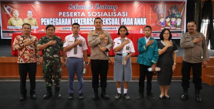 Di sela-sela acara tampak foto bersama Kapolres Taput Johanson Sianturi (nomor empat dari kiri), Kadis PPKBP3A Donna Situmeang (nomor dua dari kanan). (ist)