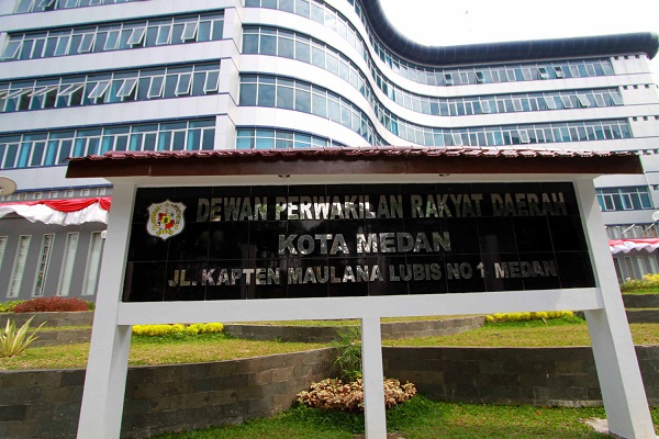TRIADI WIBOWO/SUMUT POS--Gedung DPRD Medan di jalan kapten Maulana Lubis Medan, Kamis (4/9)