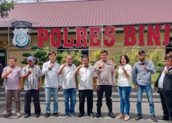 Kapolres Binjai AKBP Ferio Sano saat foto bersama dengan Panitia Natal PWI Sumut, Kamis (24/11). (ist)