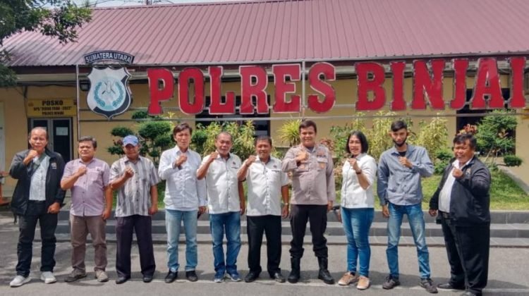 Kapolres Binjai AKBP Ferio Sano saat foto bersama dengan Panitia Natal PWI Sumut, Kamis (24/11). (ist)