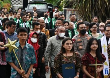 Gubsu Edy Rahmayadi bersama Kapolda Sumut Irjen (Pol) Panca Putra Simanjuntak menghadiri perayaan Natal Huria Kristen Indonesia (HKI) Sumut di Lapangan Adam Malik, Kota Pematangsiantar, Minggu (04/12/2022). (Ist)