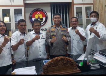 Kabid Humas Polda Sumut Kombes Pol Hadi Wahyudi foto bersama dengan Panitia Natal PWI Sumut, Senin (5/12/2022). (ist)