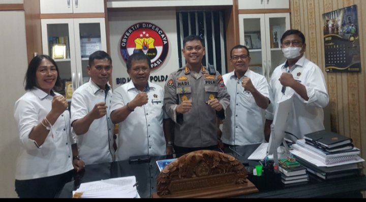 Kabid Humas Polda Sumut Kombes Pol Hadi Wahyudi foto bersama dengan Panitia Natal PWI Sumut, Senin (5/12/2022). (ist)