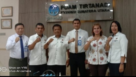 Panitia Natal PWI Sumut 2022 berfoto bersama dengan Dirut Perumda Tirtanadi Kabir Bedi dan Kadiv Sekper Jamal Usman, Senin (05/12/2022). (ist)