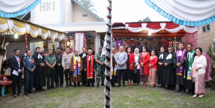 Bupati Nikson Nababan dan Ketua PKK Taput Satika Simamora saat foto bersama dengan panitia Natal BKAG Kecamatan Garoga,Selasa (06/12/2022). (Ist)