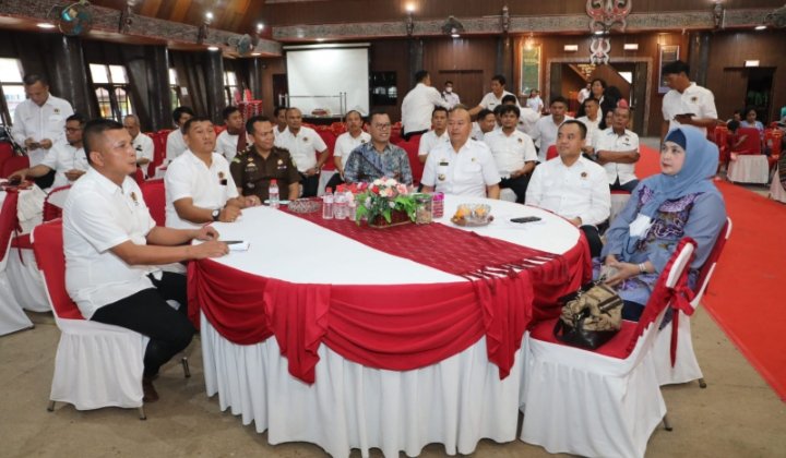 Bupati Taput Nikson Nababan, Bupati Toba Poltak Sitorus, Ketua PWI Sumut Farianda Putra Sinik dan isteri saat menghadiri pelantikan pengurus PWI Bona Pasogit di Sopo Partungkoan Tarutung, Rabu (07/12/2022). (IST)