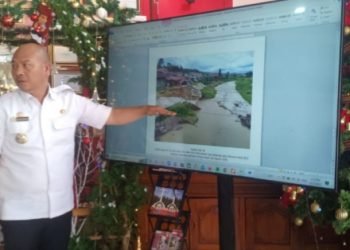 Bupati Taput Nikson Nababan saat memimpin rapat perbaikan tanggul Aek Sigeaon Tarutung, Kamis (08/12/2022). (Ist)