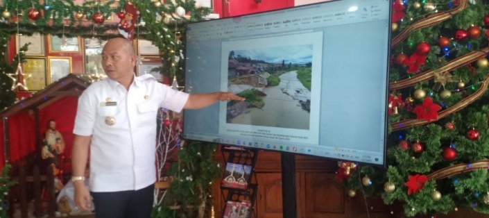 Bupati Taput Nikson Nababan saat memimpin rapat perbaikan tanggul Aek Sigeaon Tarutung, Kamis (08/12/2022). (Ist)