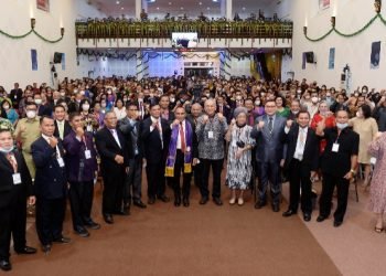 Gubsu Edy Rahmayadi saat foto bersama dengan Majelis Besar Gereja Pantekosta Tabernakel Wilayah 1 di Gedung GPT Kristus Gembala Jalan Panci Nomor 52 B Medan, Selasa (6/12/2022). (Ist)