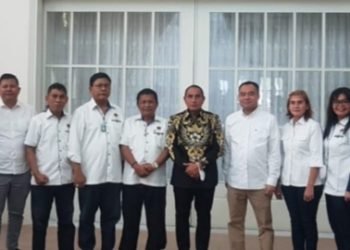 Panitia Natal PWI Sumut foto bersama Gubernur Sumut Edy Rahmayadi dan Ketua PWI Sumut Farianda Putra Sinik usai audiensi. (Isr)