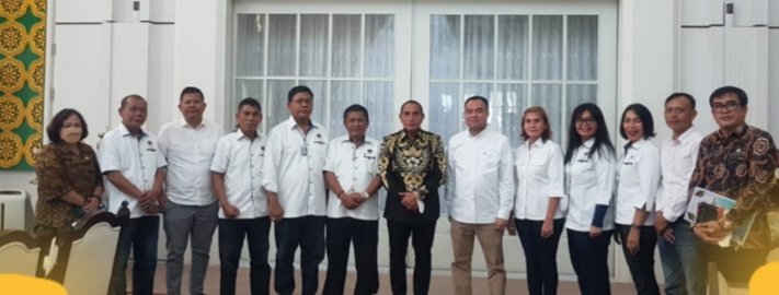 Panitia Natal PWI Sumut foto bersama Gubernur Sumut Edy Rahmayadi dan Ketua PWI Sumut Farianda Putra Sinik usai audiensi. (Isr)