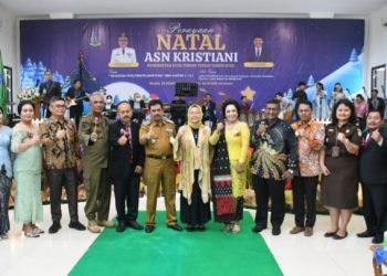 Pj.Walikota Tebing Tinggi Muhammad Dimiyathi dengan isteri foto bersama dengan panitia Natal ASN Tebing Tingg, Selasa (20/12/2022). (Ist)