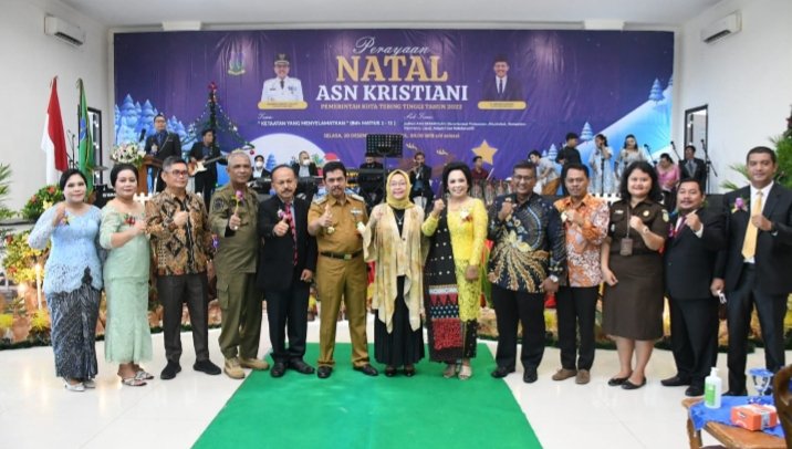 Pj.Walikota Tebing Tinggi Muhammad Dimiyathi dengan isteri foto bersama dengan panitia Natal ASN Tebing Tingg, Selasa (20/12/2022). (Ist)