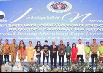 Gubsu Edy Rahmayadi foto bersama dengan Ketua PWI Sumut Farianda Putra Sinik,Panitia Natal ,penerima bingkisan serta mewakili undangan. (Ist)