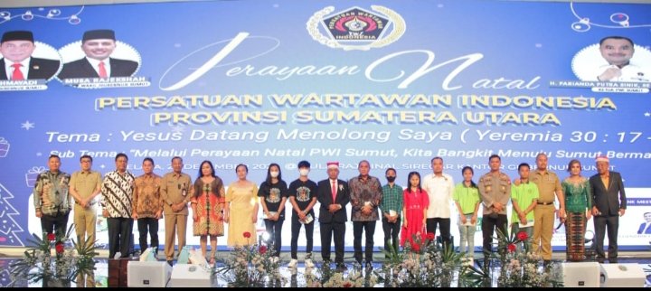 Gubsu Edy Rahmayadi foto bersama dengan Ketua PWI Sumut Farianda Putra Sinik,Panitia Natal ,penerima bingkisan serta mewakili undangan. (Ist)