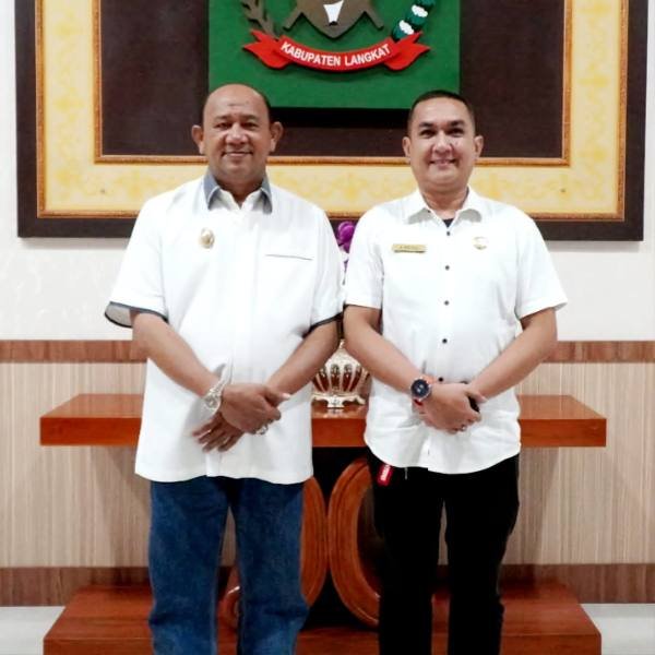 Plt Bupati Langkat, H Syah Afandin SH berikan dukungan POHON RINDANG project leader Kabid IKP Diskominfo Langkat, M Faisal SE MIKom. (Ist)