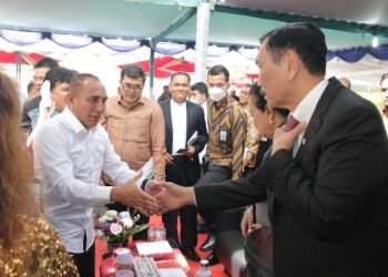 Gubsu Edy Rahmayadi  menghadiri Ibadah Syukur Awal Tahun 2023  HKBP di rumah dinas Ephorus Komplek Kantor Pusat HKBP Pearaja Tarutung Kabupaten Tapanuli Utara, Jumat (6/1/2023). Tampak Gubsu saat bersalaman dengan Luhut Binsar Panjaitan disaksikan para Pendeta dan juga Kepala Biro Perekonomian Setdaprovsu Naslindo Sirait dan lainnya. (Ist)