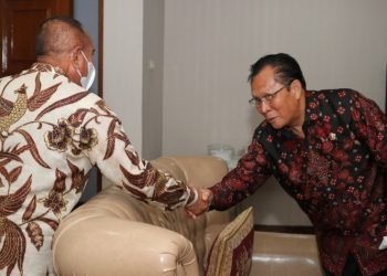 Tampak Gubsu Edy Rahmayadi bersalaman dengan sahabat nya Mauliate Simorangkir yang pernah sama-sama bertugas di Lemhannas RI. (Ist)
