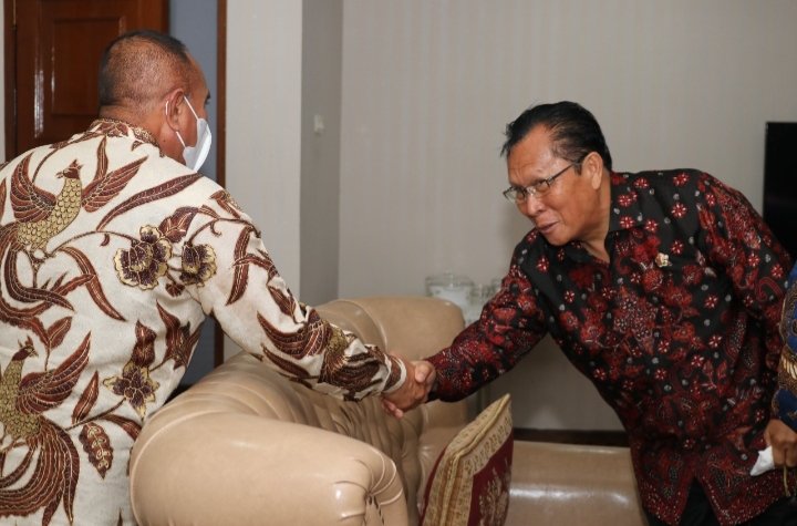 Tampak Gubsu Edy Rahmayadi bersalaman dengan sahabat nya Mauliate Simorangkir yang pernah sama-sama bertugas di Lemhannas RI. (Ist)