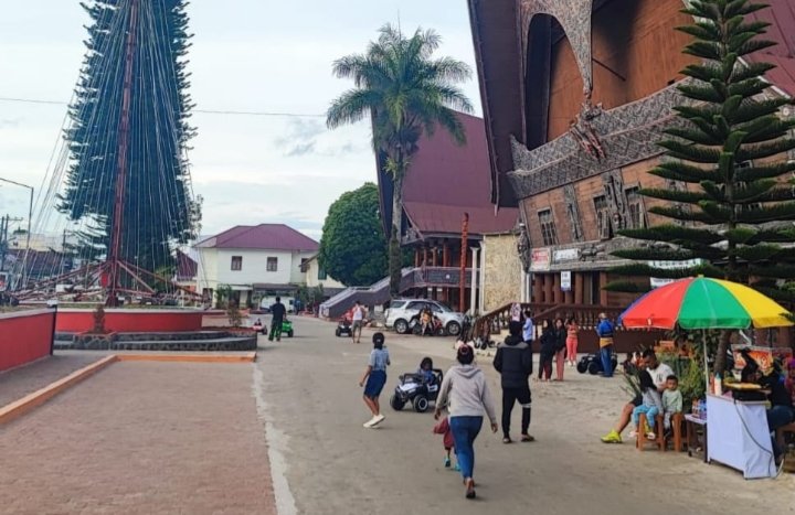 Kehadiran Taman Kota Tarutung Taput berdampak bagi pedagang sekitaran serta pedagang kecil yang memanfaatkan moment ramainya pengunjung. (Ist)