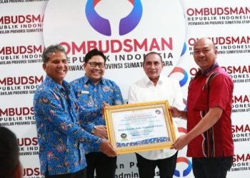 Bupati Taput Nikson Nababan didampingi Gubsu Edy Rahmayadi saat menerima Predikat Kepatuhan Tinggi Standar Pelayanan Publik di kantor Ombudsman RI Perwakilan Sumut, Kamis (26/01/2023). (Ist)

 
