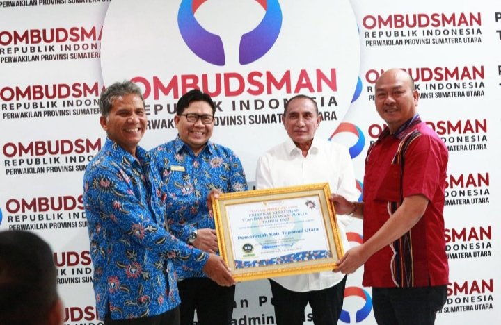 Bupati Taput Nikson Nababan didampingi Gubsu Edy Rahmayadi saat menerima Predikat Kepatuhan Tinggi Standar Pelayanan Publik di kantor Ombudsman RI Perwakilan Sumut, Kamis (26/01/2023). (Ist)

 