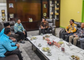 Wali Kota Padang Sidempuan Irsan Efendi Nasution saat menerima Audiensi Ketua YPUB BUNAYYA Khoiruddin Rambe. (Ist)